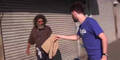 Mann verschenkt A&F Gewand an Obdachlose