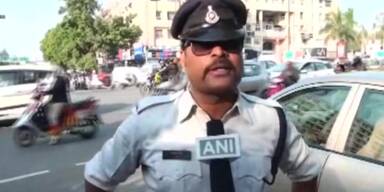 Tanzender Polizist kämpft gegen Verkehr