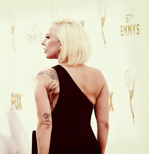 Emmys 2015: Lady Gaga zeigt ihre Tattoos