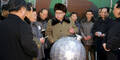Irrer Kim posiert mit Atomsprengkopf