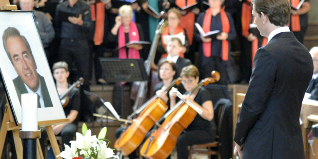 Mock-Ableben: Enge Wegbegleiter gestalten Requiem
