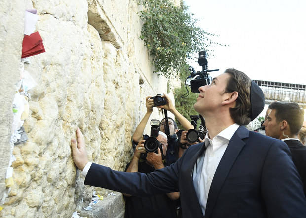 Hier besucht Kurz die Klagemauer in Jerusalem