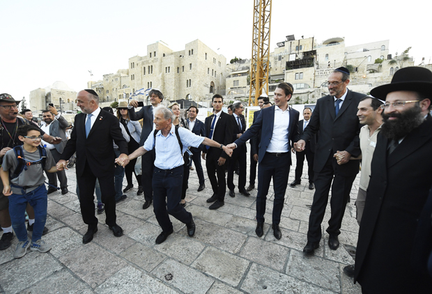 Hier besucht Kurz die Klagemauer in Jerusalem