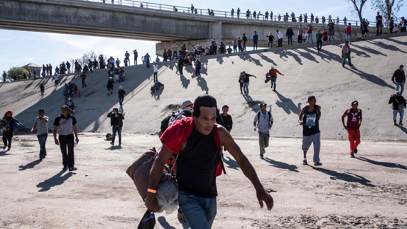 Hunderte Migranten Stürmen US-Grenze