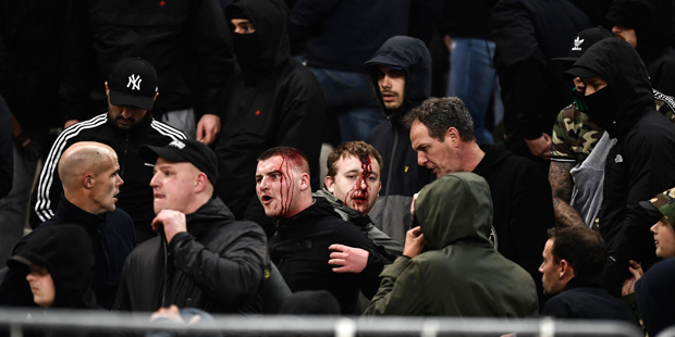 AEK-Athen-Fans werfen Fackel in Gästesektor: Verletzte