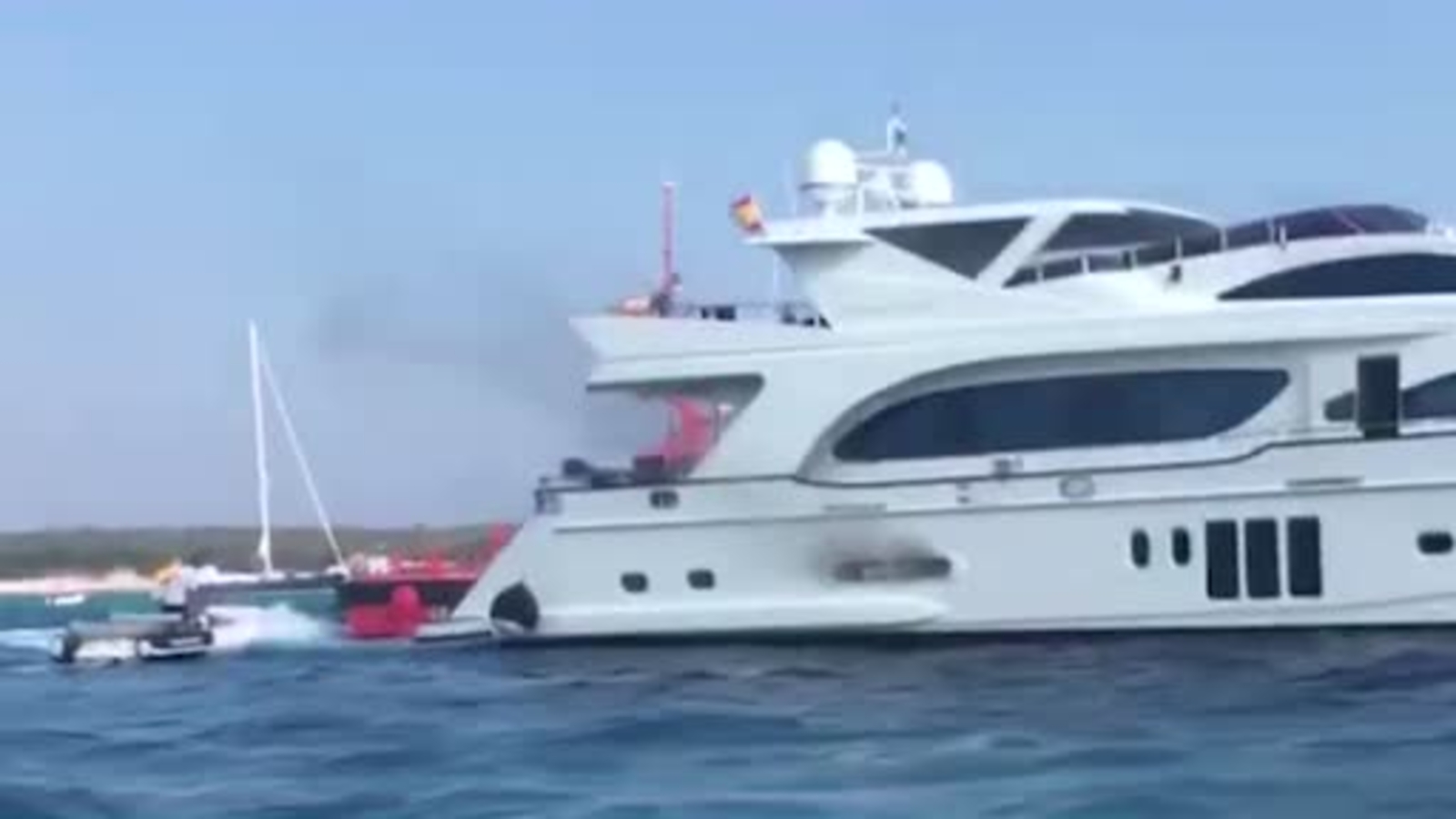 yacht brennt ab