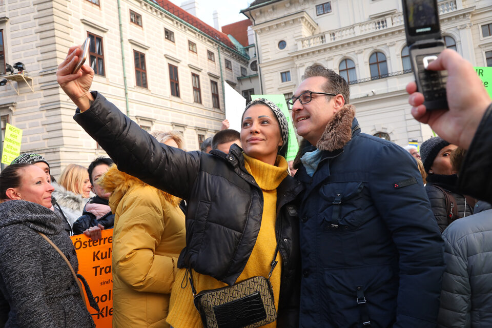Strache bei erster Demo fürs Rauchen