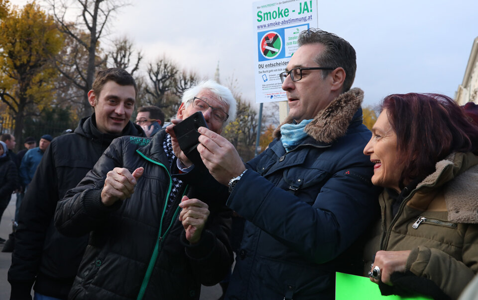 Strache bei erster Demo fürs Rauchen