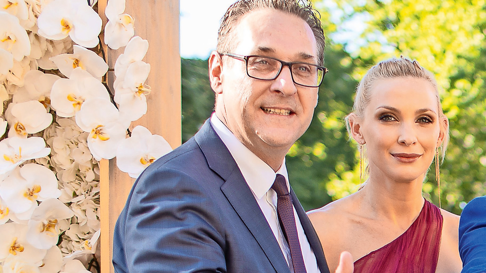 Neue Pärchen-Fotos: Strache und Philippa strahlen bei Hochzeit - oe24.at