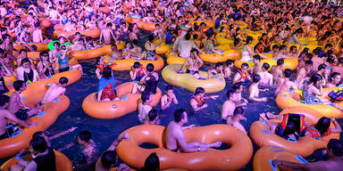 Wuhan: Tausende bei Pool-Party in der Brutstätte des Virus