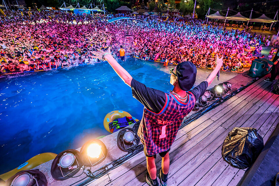 Wuhan: Tausende bei Pool-Party in der Brutstätte des Virus