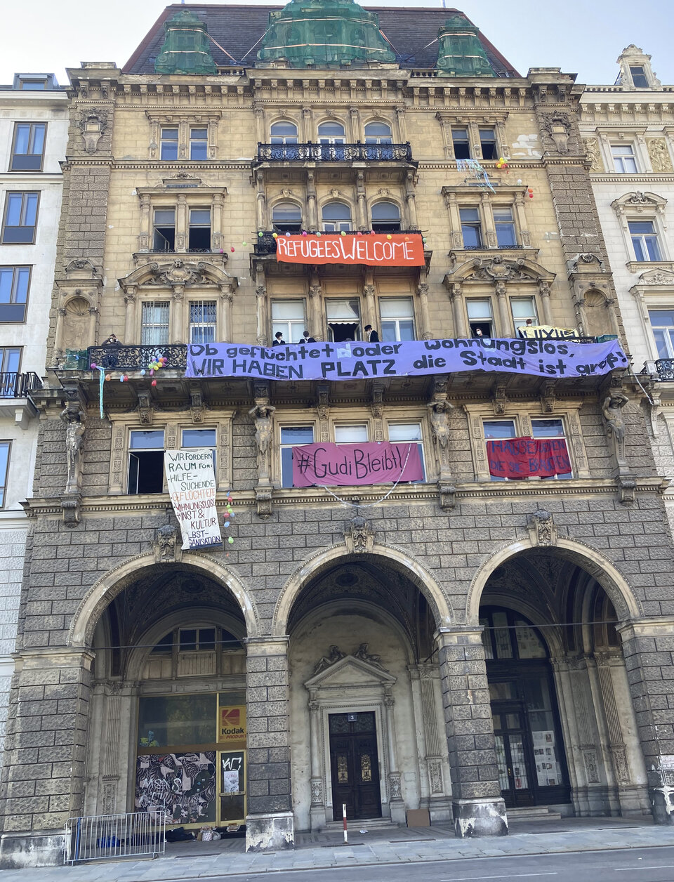 Haus am Wiener Rathausplatz besetzt