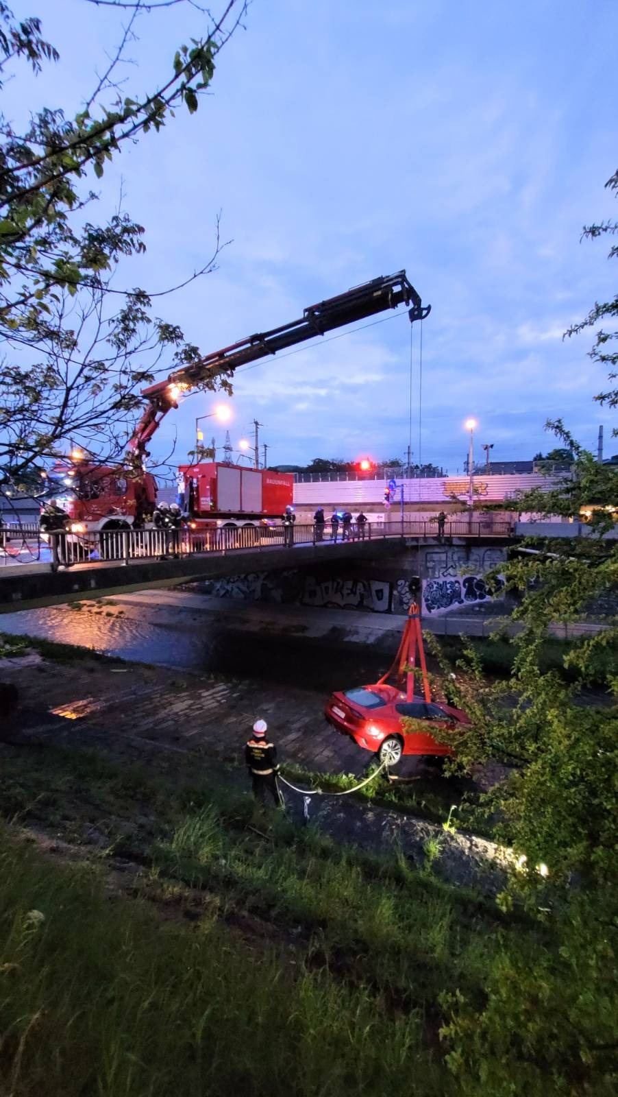 Unfall Sportwagen Wienfluss