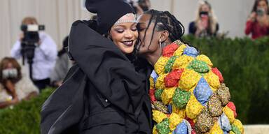 So kaschierte Rihanna ihren Babybauch
