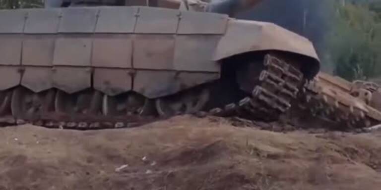 Dieser Panzer verliert seine Kette