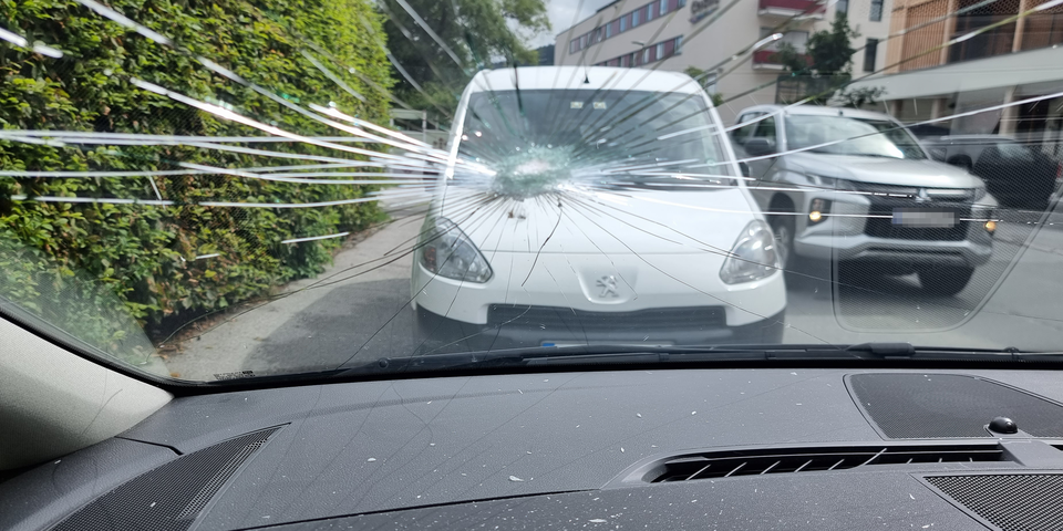 Güterzug verliert Steine und trifft fahrenden Familien-Pkw