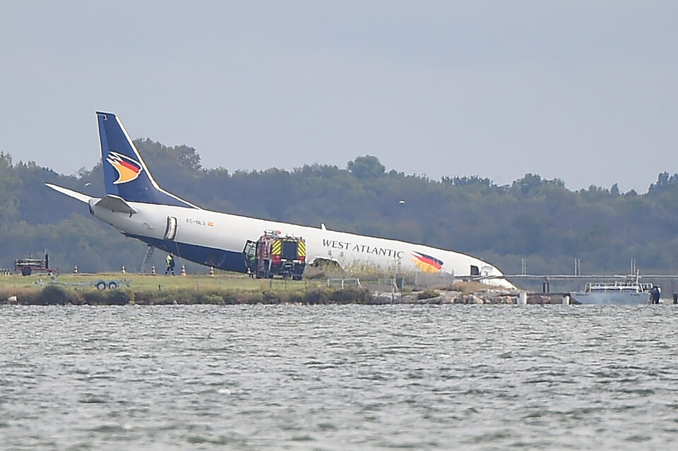 Flugzeug schießt über Landebahn hinweg und rutscht in See