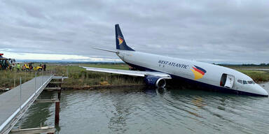 Flugzeug schießt über Landebahn hinweg und rutscht in See