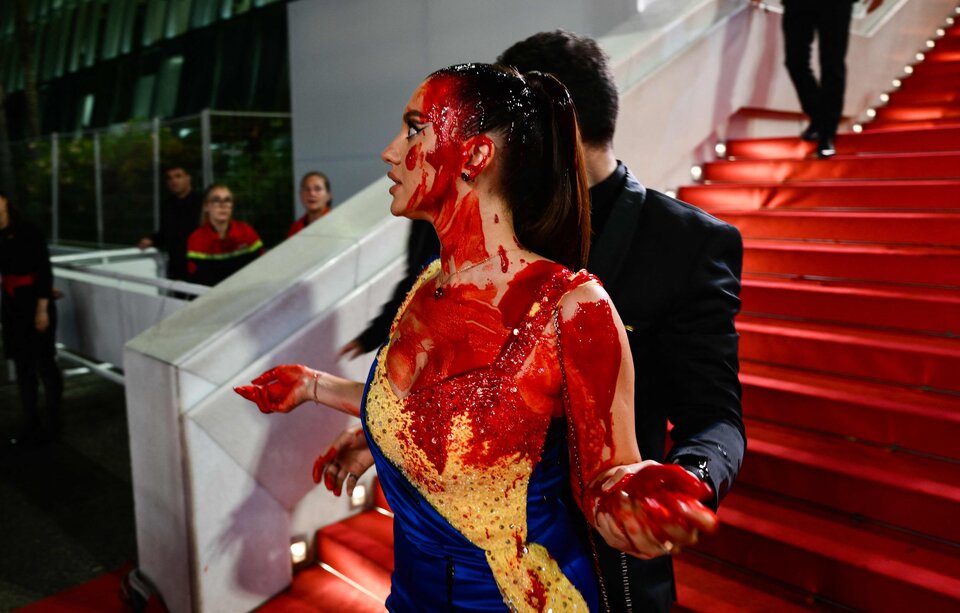 Skandal in Cannes: Frau im Ukraine-Kleid sorgt für blutigen Protest