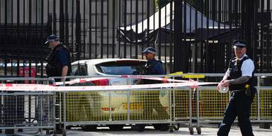 Auto fährt in Absperrung an Londoner Downing Street