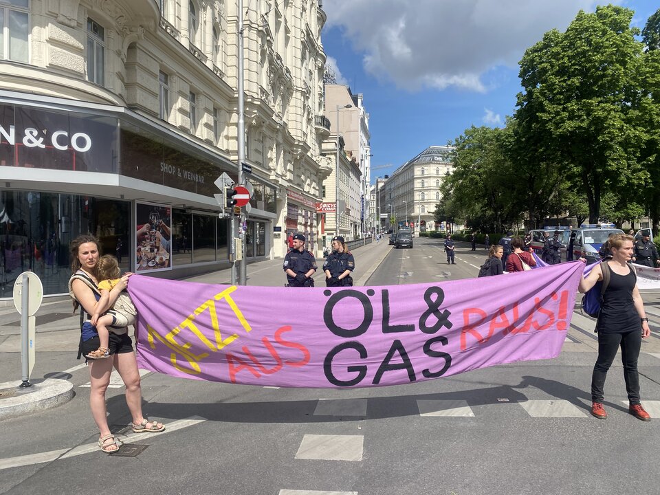 Nippel Protest Umwelt Naschmarkt Secession Blockade