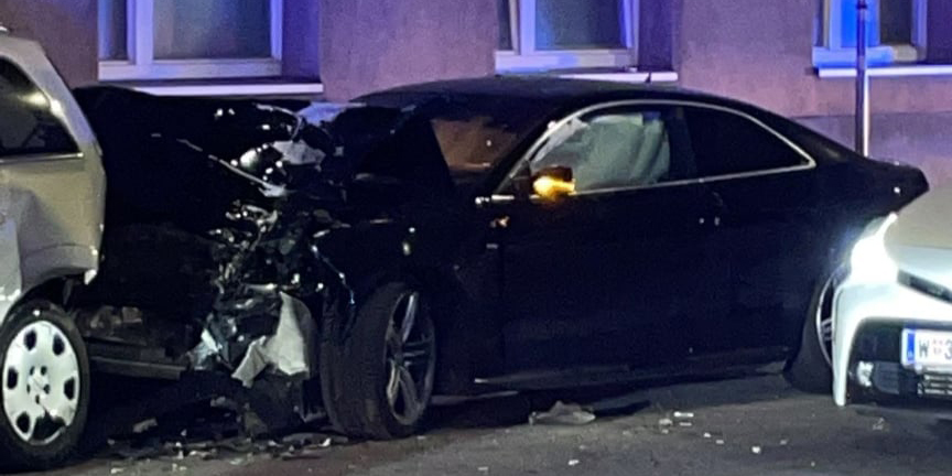 Lenker beschädigt bei Crash in Wien 6 parkende Autos