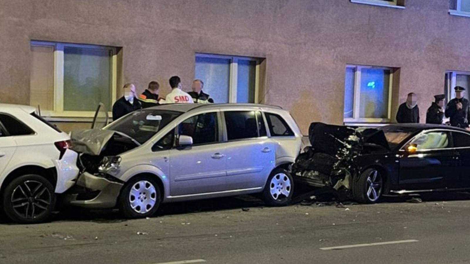 Lenker Beschädigt Bei Crash In Wien 6 Parkende Autos