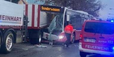 Linienbus krachte gegen Lkw – zwei Verletzte