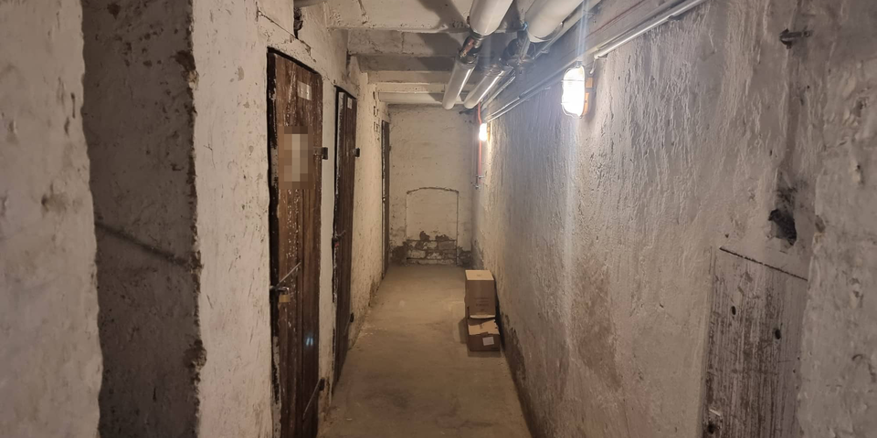 Mord in Wohnung: Jetzt weint der Mieter