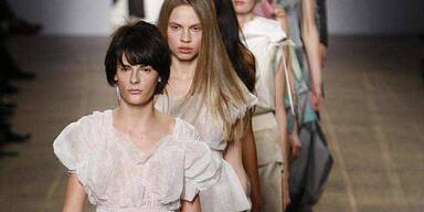 Miyake Models barfuß und in Papierkleidchen