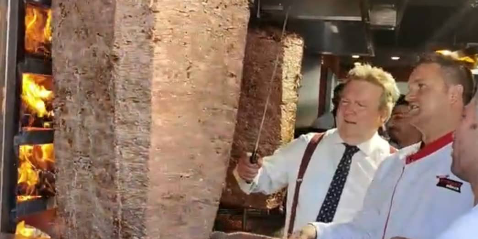 Hier schneidet Bürgermeister Ludwig Riesen-Dönerspieß an