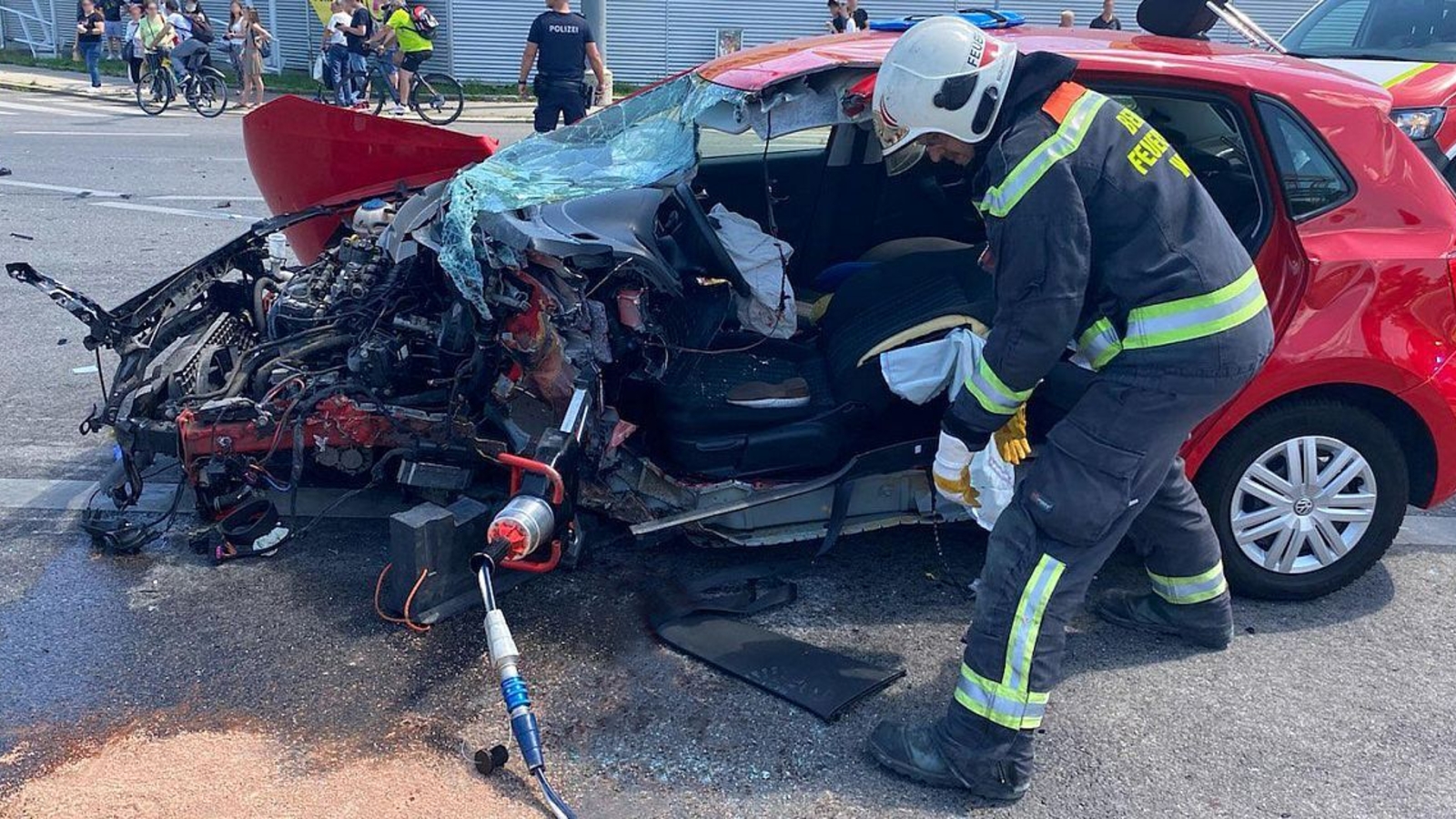 Frau Nach PKW-Crash In Wagen Eingeklemmt