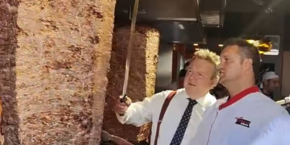 Hier schneidet Bürgermeister Ludwig Riesen-Dönerspieß an