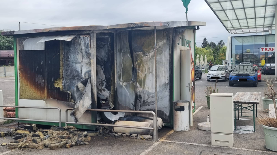 Wien: Standl samt Grillhendl brannte komplett aus