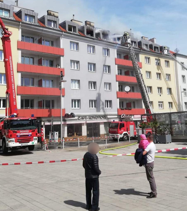 Dachbrand in Mehrparteienhaus - Fünf Verletzte