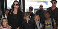 Brad Pitt & Angelina Jolie lotsen Kids durch Flughafen