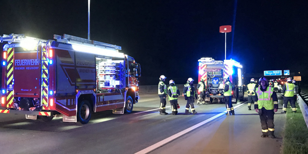 Spektakulärer Fahrzeugbrand auf der A2