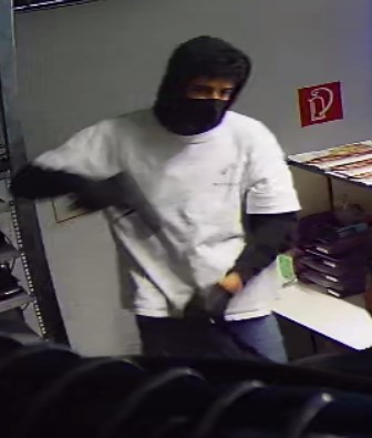 Bewaffneter Überfall: Polizei sucht diesen Mann