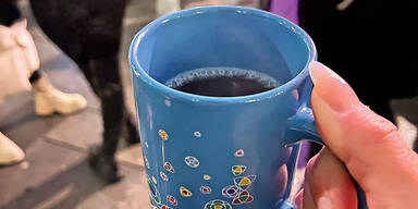 Glühwein-Skandal: "Tricksen" die Standler beim Befüllen?