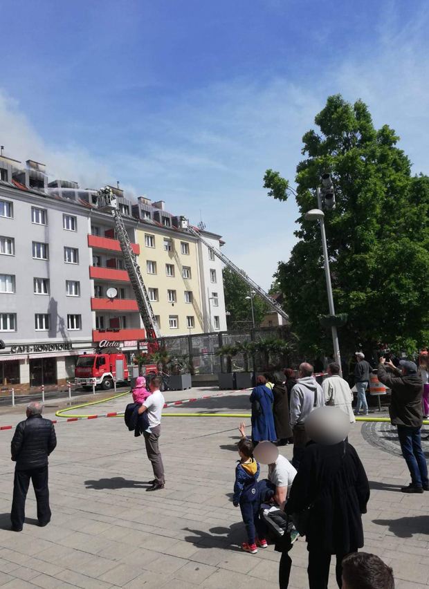 Dachbrand in Mehrparteienhaus - Fünf Verletzte