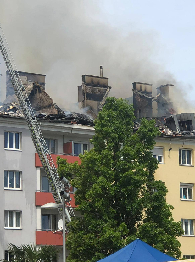 Dachbrand in Mehrparteienhaus - Fünf Verletzte