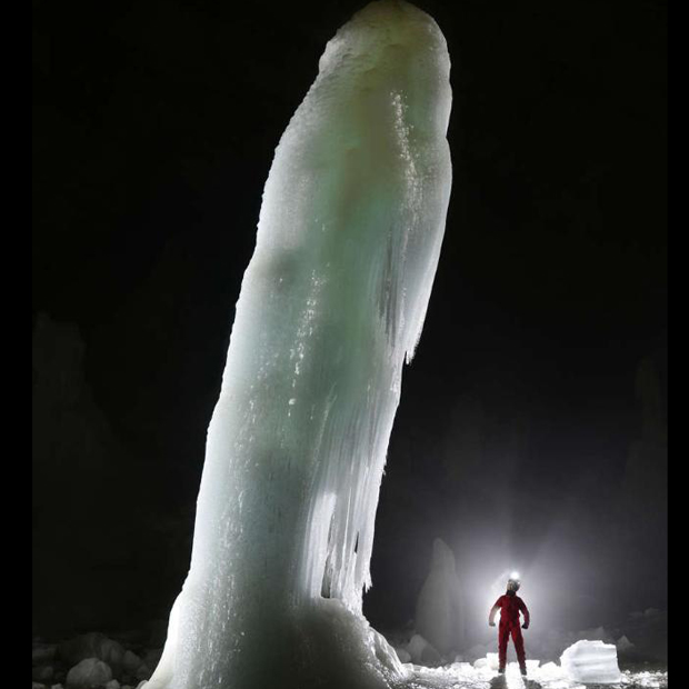Paar entdeckt Riesen-Penis aus Eis in Österreich