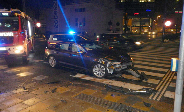 Frau krachte mit Auto in 'Mann'-Filiale