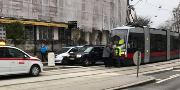 Bim crasht auf Äußerer Mahü in Auto