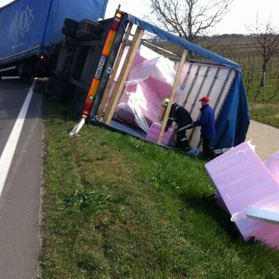 Sturm Kippte Zwei LKW Um - Oe24.at