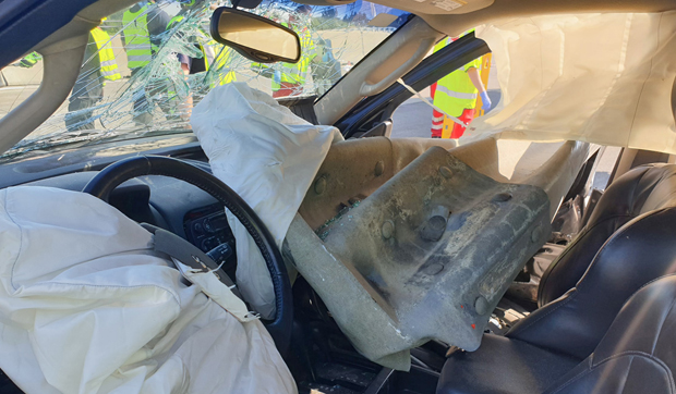 Jeep von Leitschiene aufgespießt: Lenker überlebt Horror-Crash