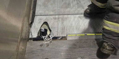 Mann steckte in Wien mit Fuß in Rolltreppe fest