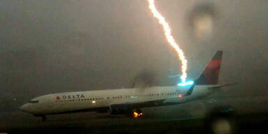 Hier schlägt ein Blitz in eine Boeing ein