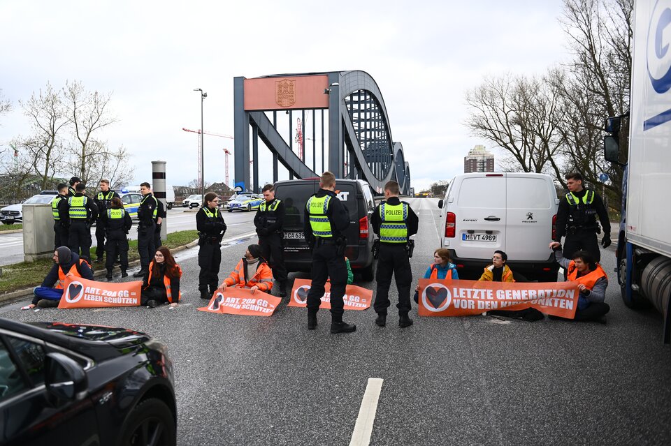 Klimaaktivisten legen Verkehr auf den Elbbrücken lahm
