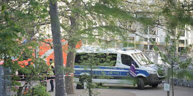 Zwei Kinder in Schule in Berlin-Neukölln von Mann verletzt